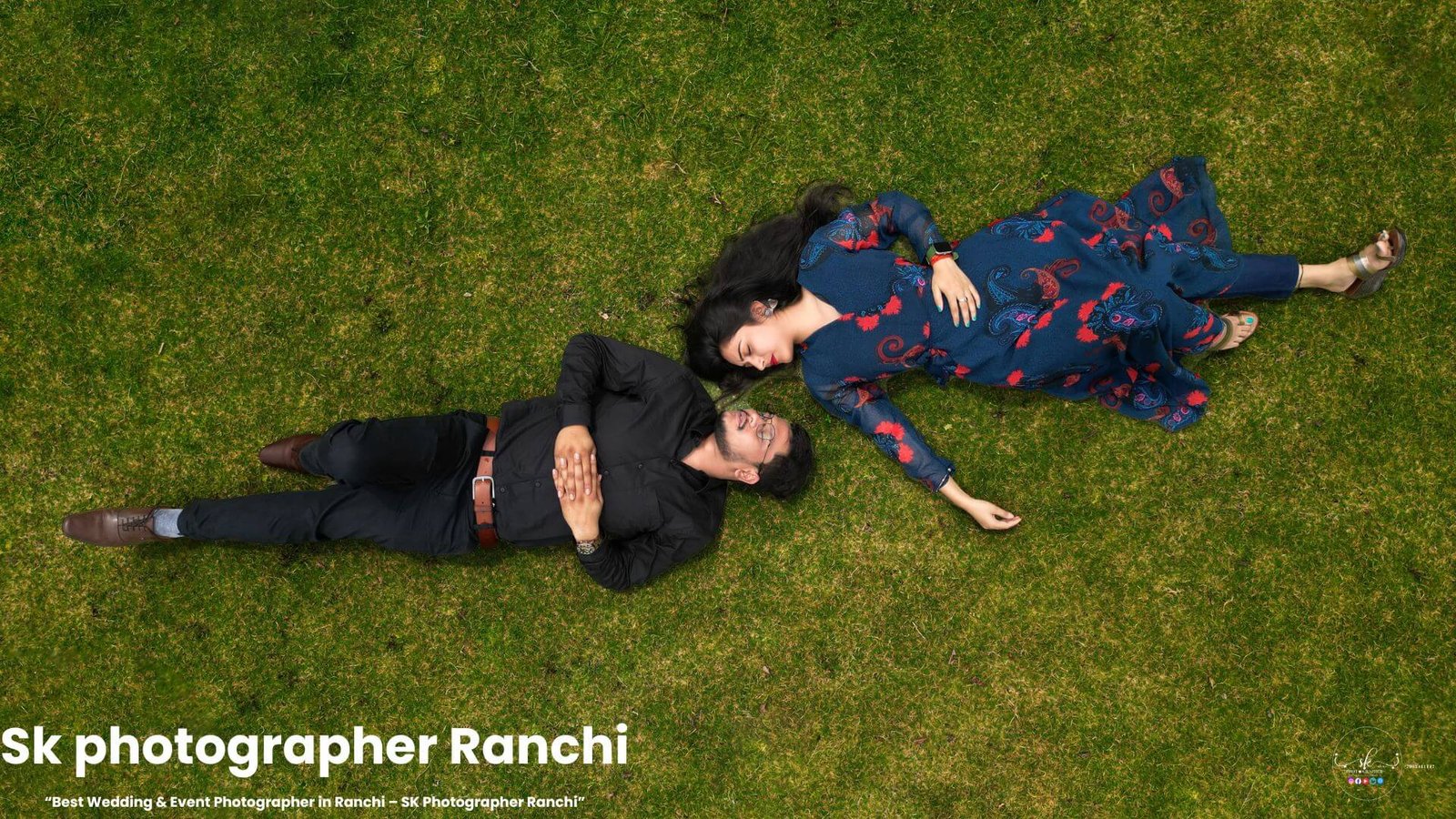 “Creative Pre Wedding Shoot on Green Lawn – Top Pre Wedding Photographer in Ranchi | SK Photographer Ranchi”